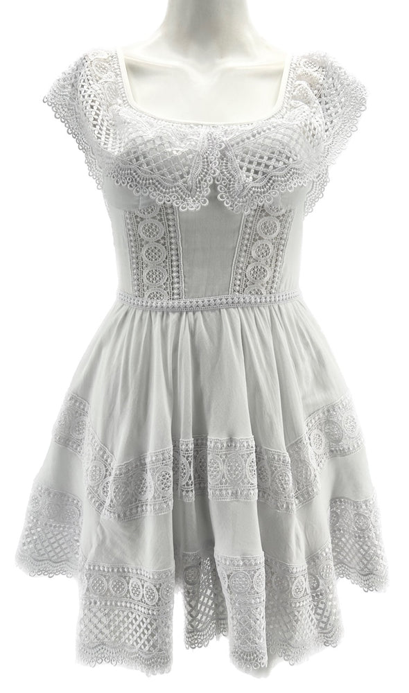 Robe blanche en dentelle