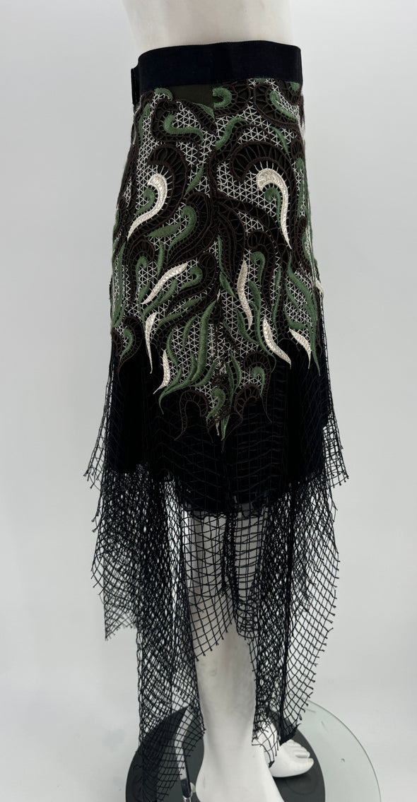 Jupe asymétrique à broderies et motifs géométriques