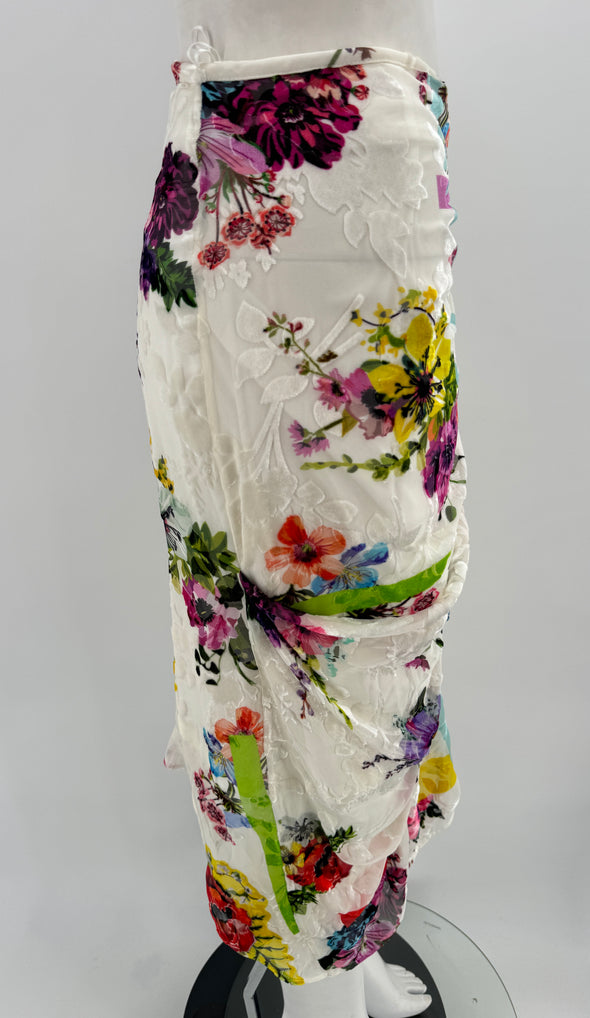 Jupe blanches à fleurs en velours