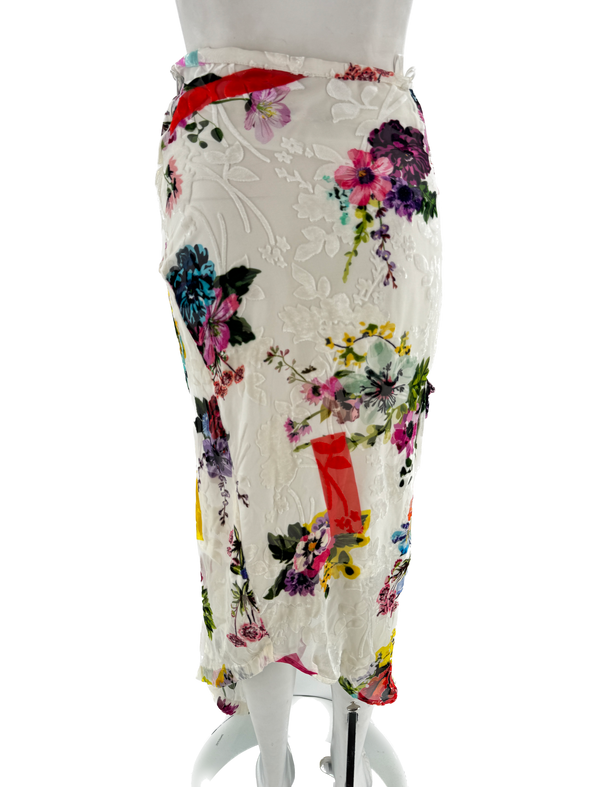 Jupe blanches à fleurs en velours