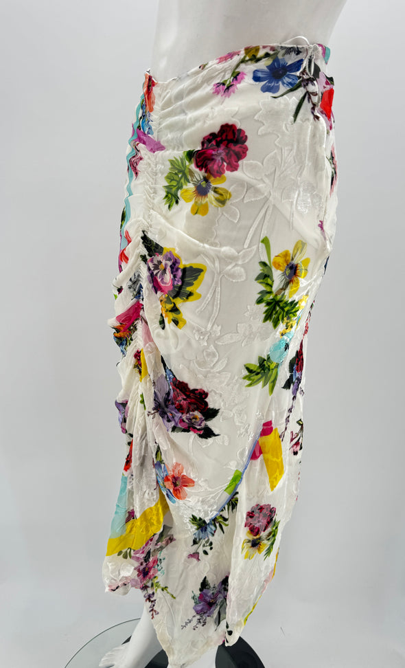Jupe blanches à fleurs en velours