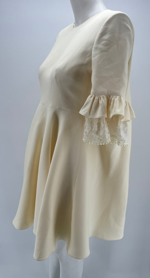 Robe écru à dentelles en laine