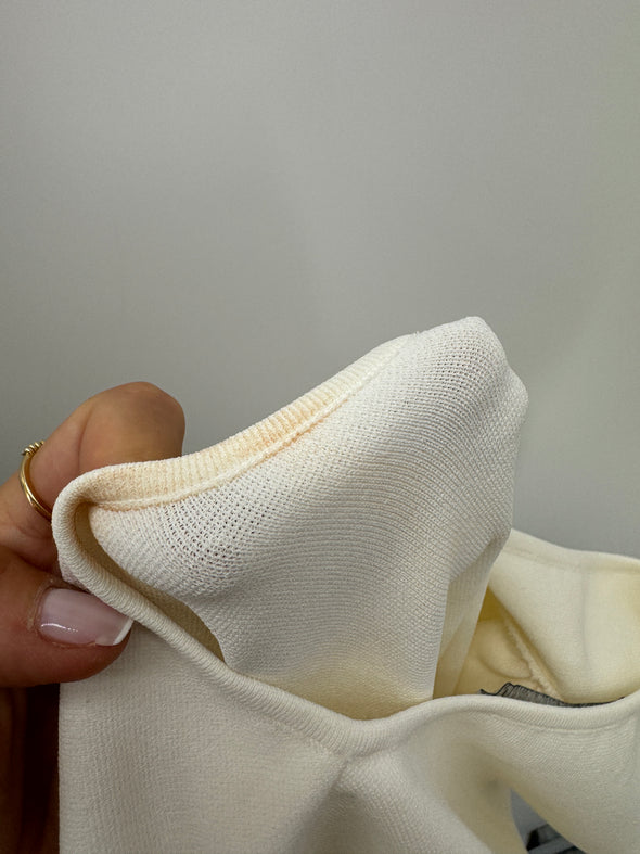 Top blanc à épaules volantées