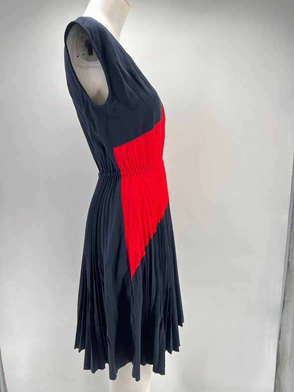 Robe marine et rouge plissée