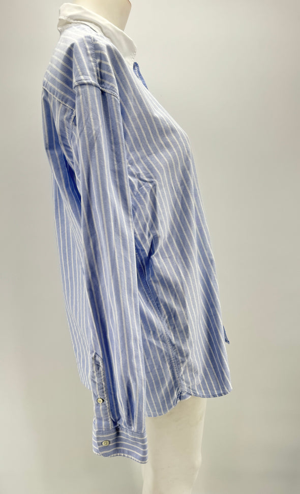 Chemise bleue à rayures blanches