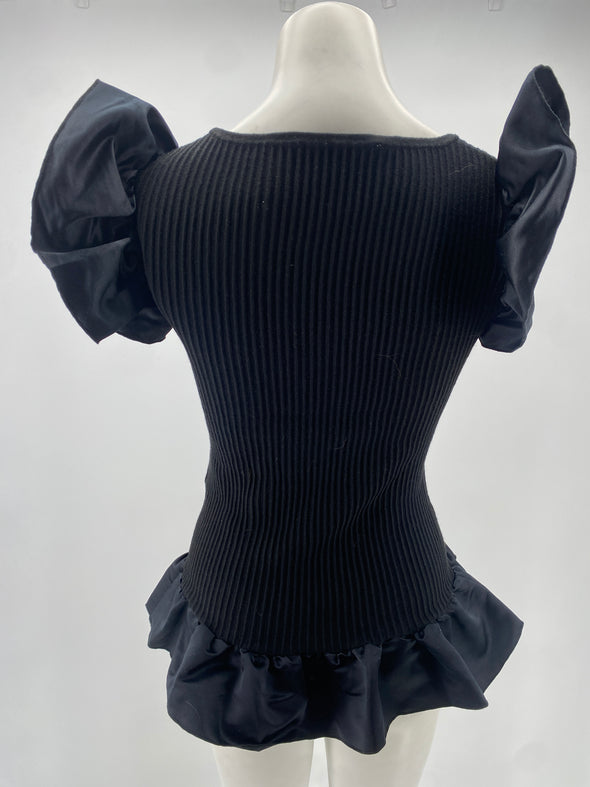 Top noir à volants