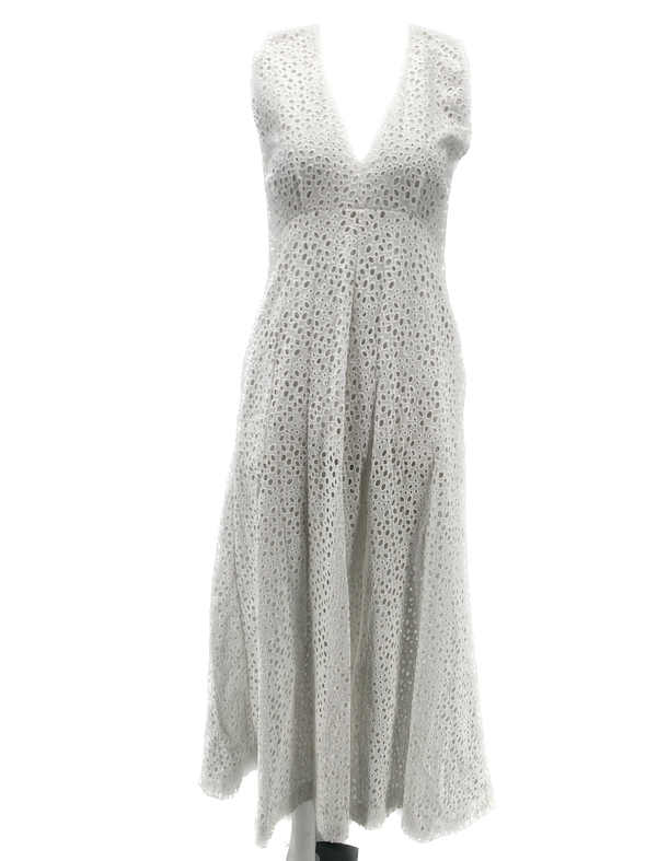 Robe blanche en broderie anglaise