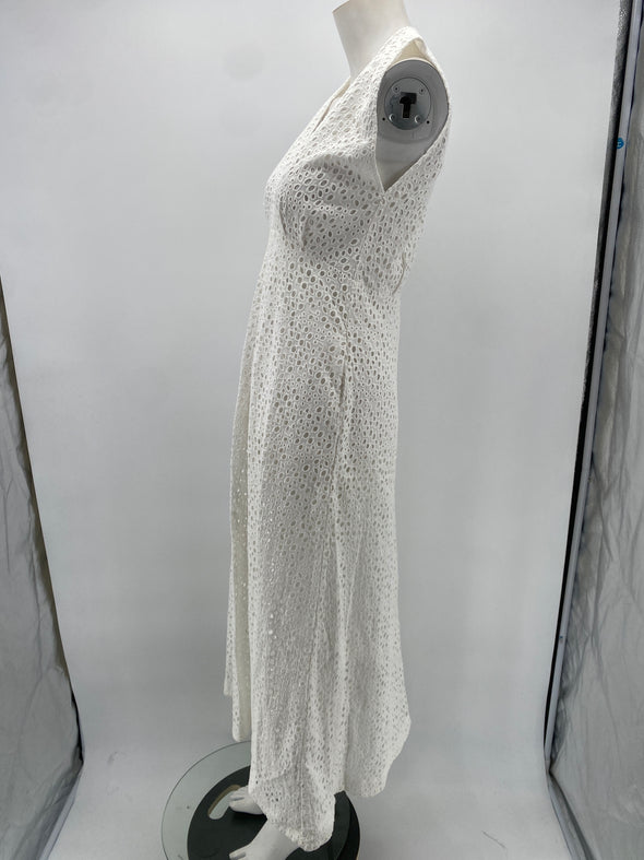 Robe blanche en broderie anglaise