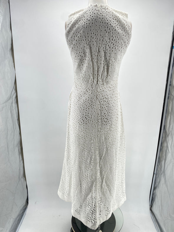 Robe blanche en broderie anglaise