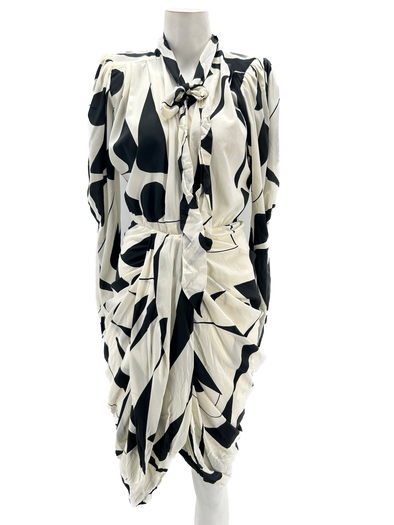 Robe drapée blanche et noire en soie