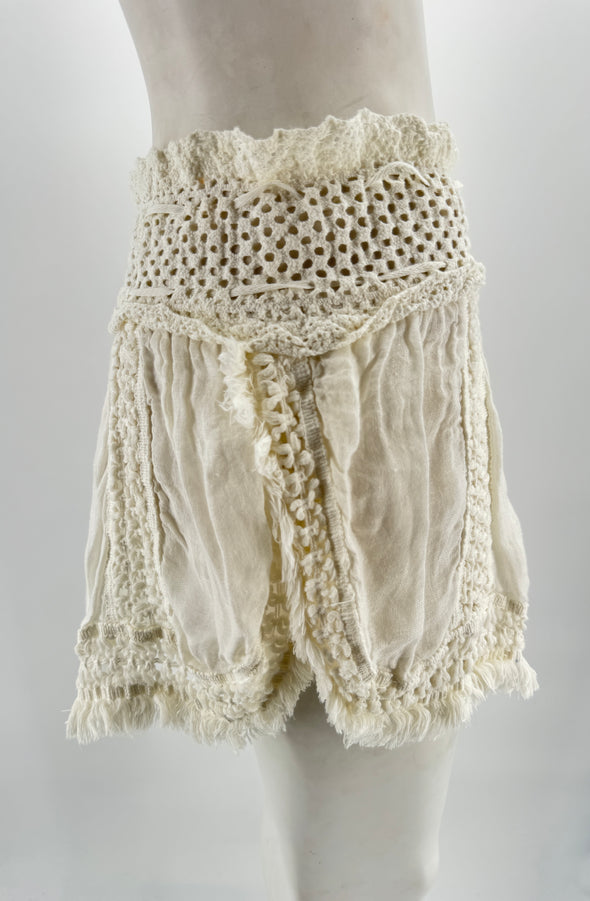 Jupe blanche à franges en dentelle