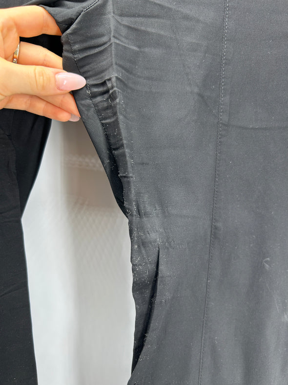 Pantalon noir avec volants sur les côtés