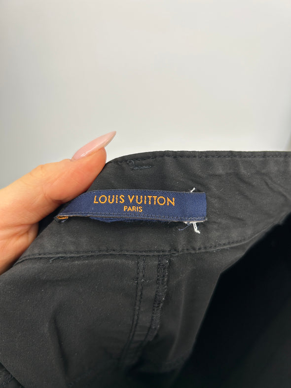 Pantalon noir avec volants sur les côtés