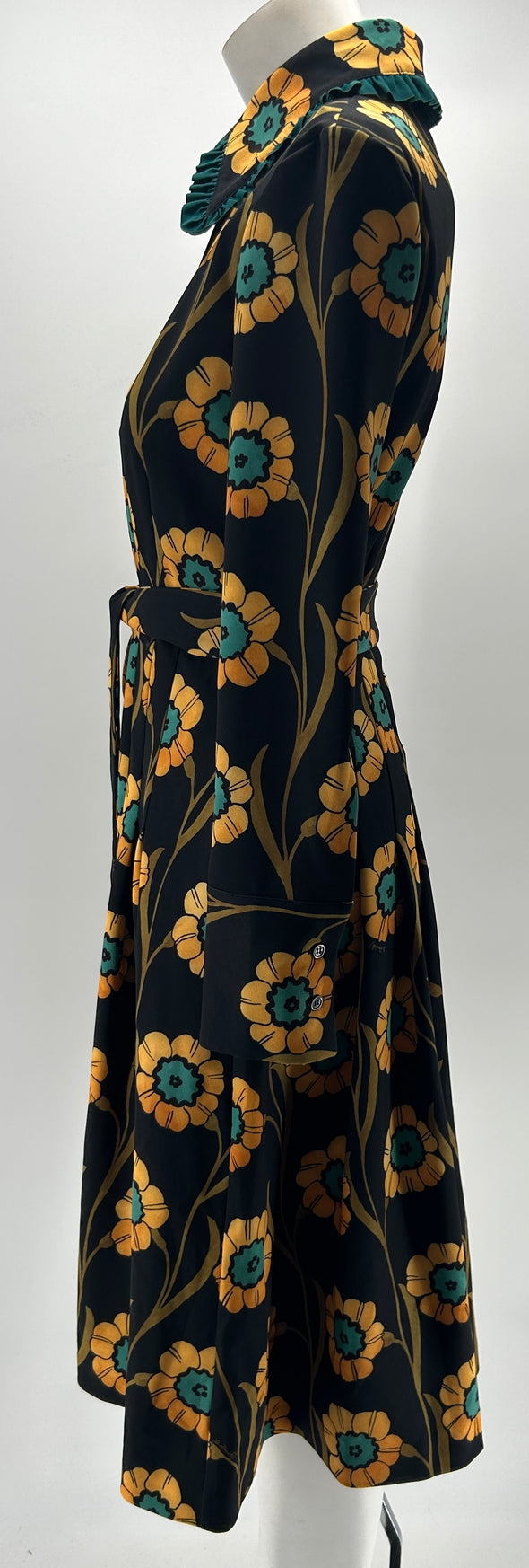 Robe noire à fleurs jaunes