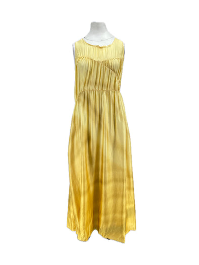 Robe satinée jaune