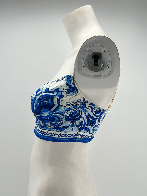 Crop top en soie à imprimé bleu et blanc