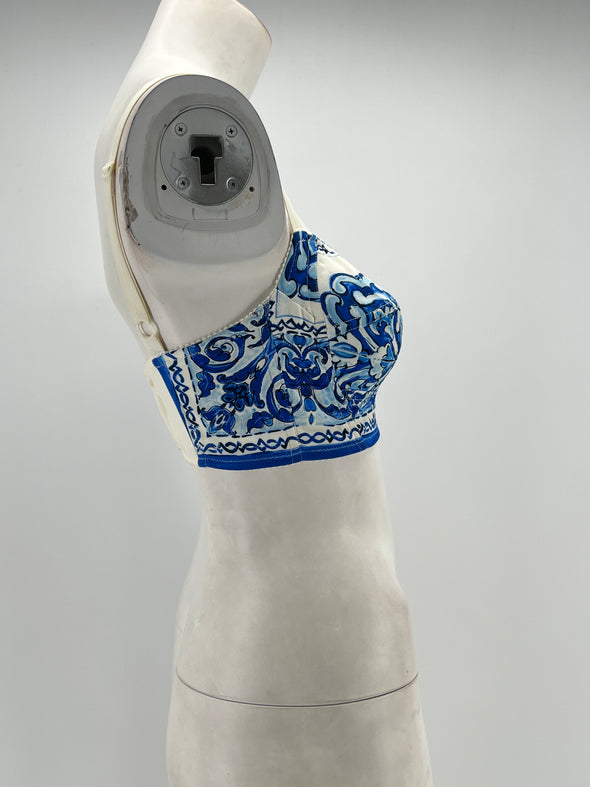 Crop top en soie à imprimé bleu et blanc