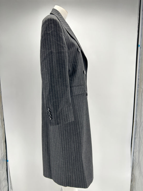 Long manteau gris avec de fines rayures blanches
