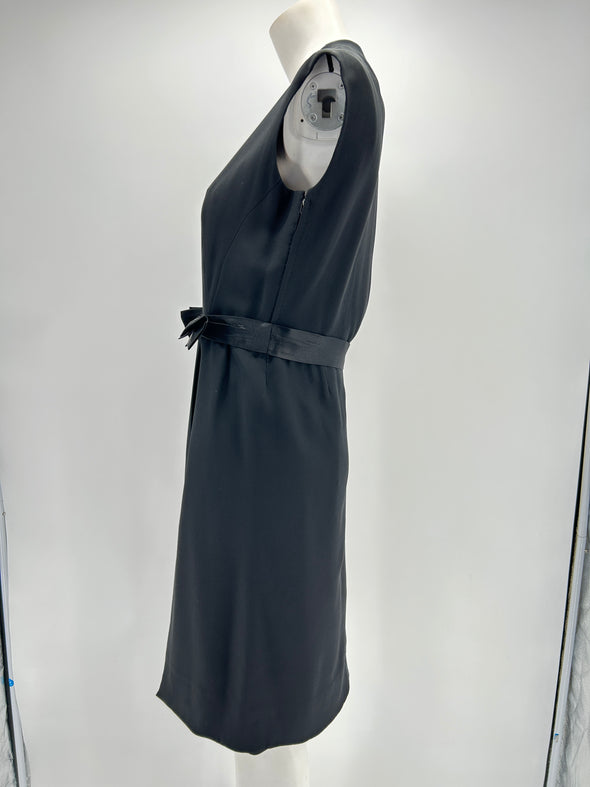 Robe noire avec détails noeuds à la taille