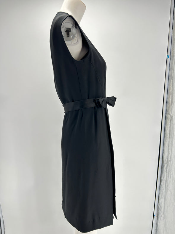 Robe noire avec détails noeuds à la taille