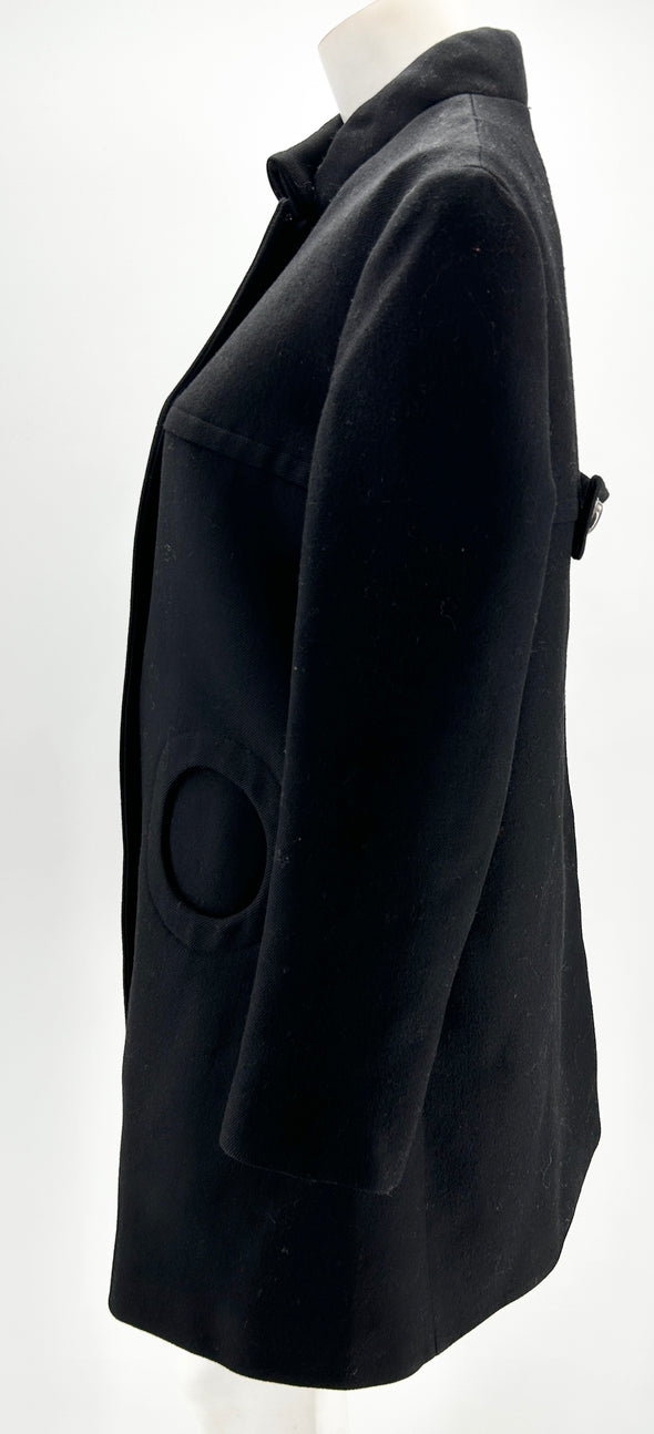 Manteau noir en laine à poches rondes