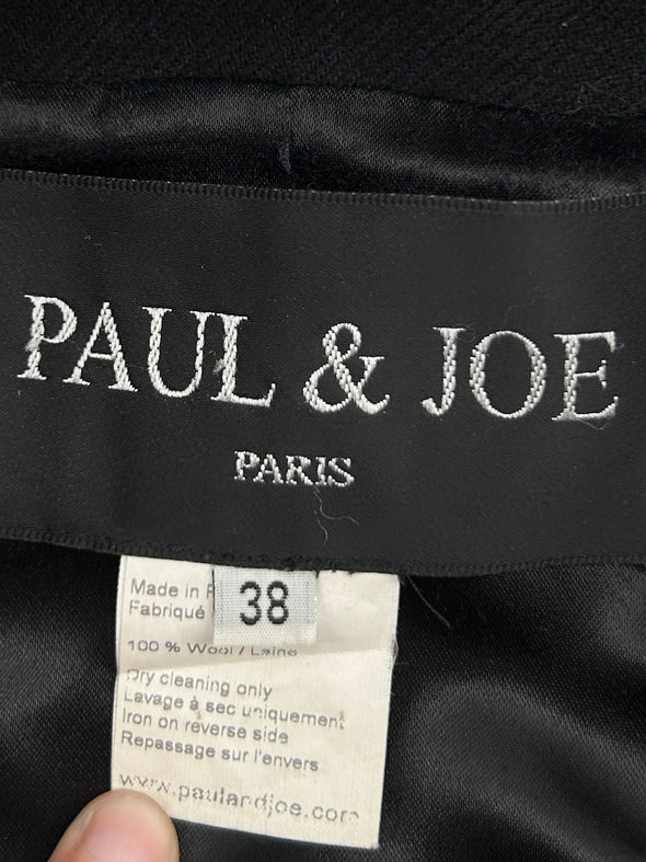 Manteau noir en laine à poches rondes