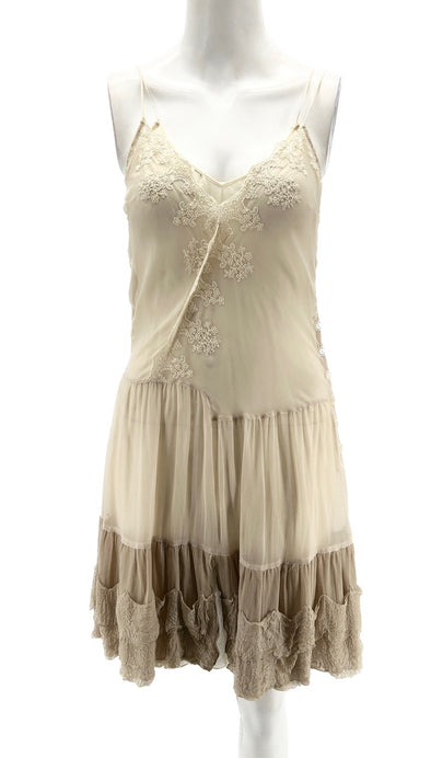 Robe plissée beige à dentelle