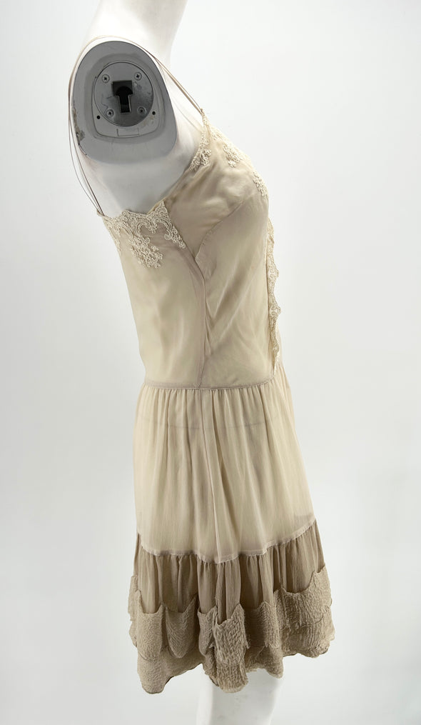 Robe plissée beige à dentelle