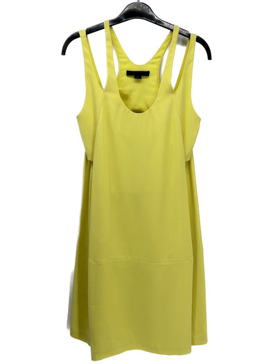 Robe jaune à découpes