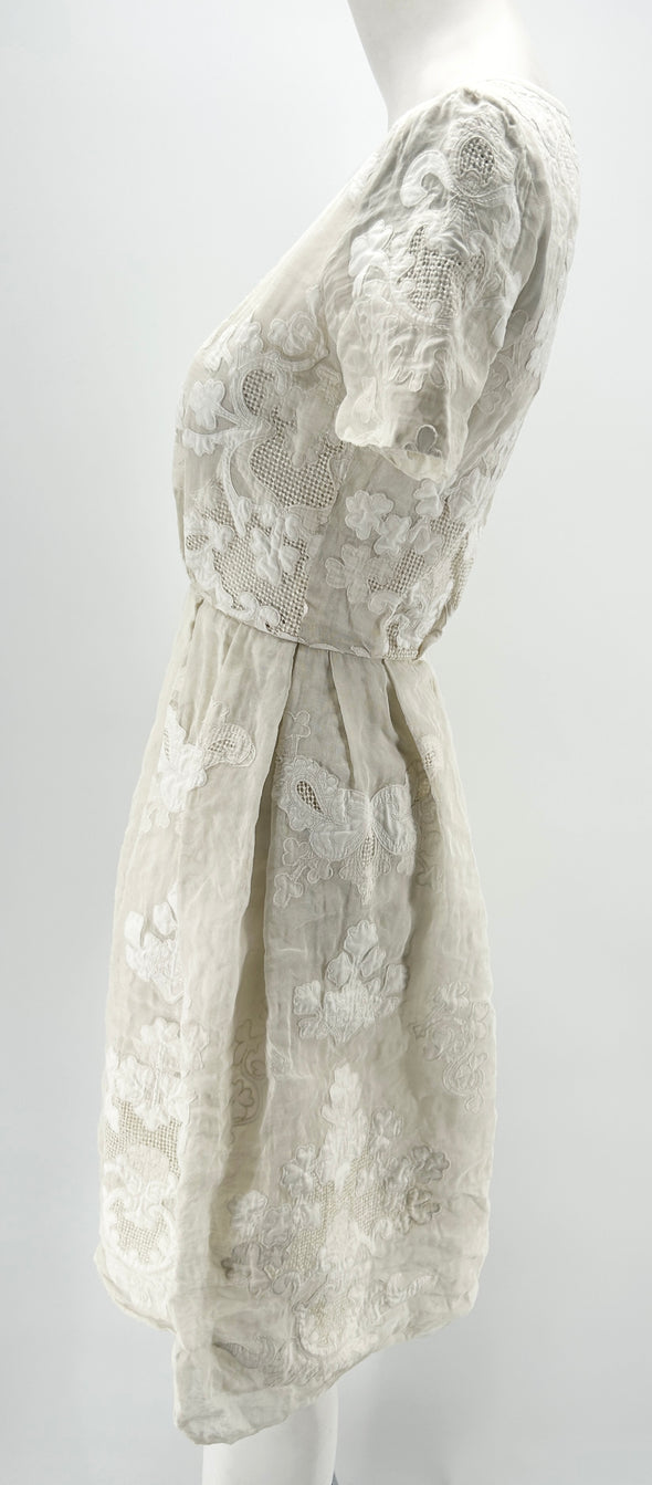 Robe blanche brodée