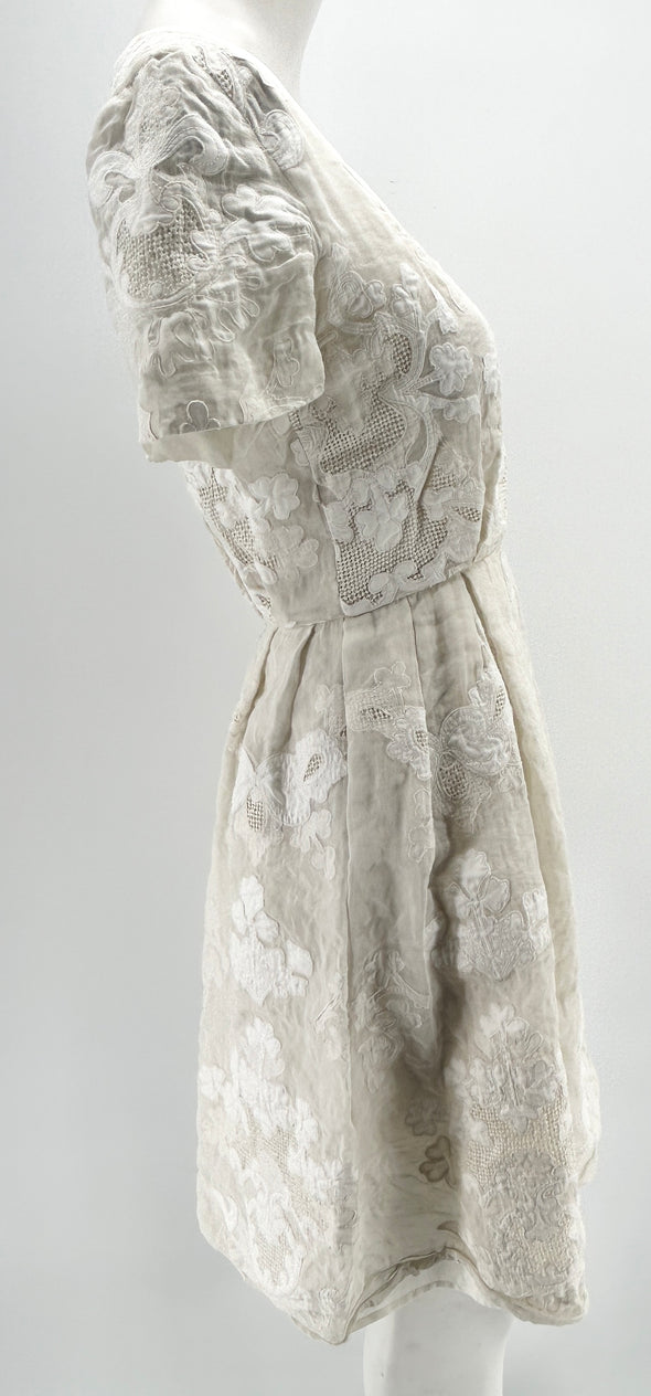 Robe blanche brodée