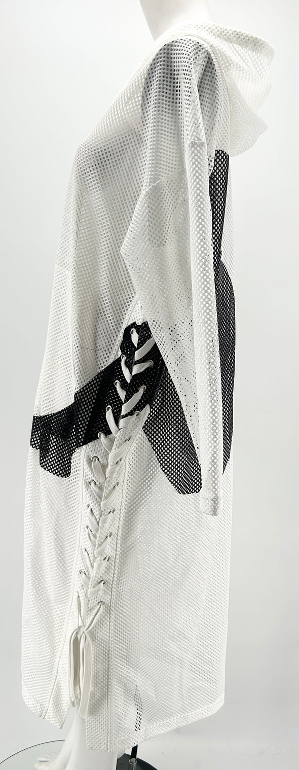 Veste longue en résille blanche
