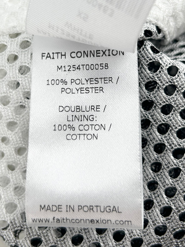 Veste longue en résille blanche