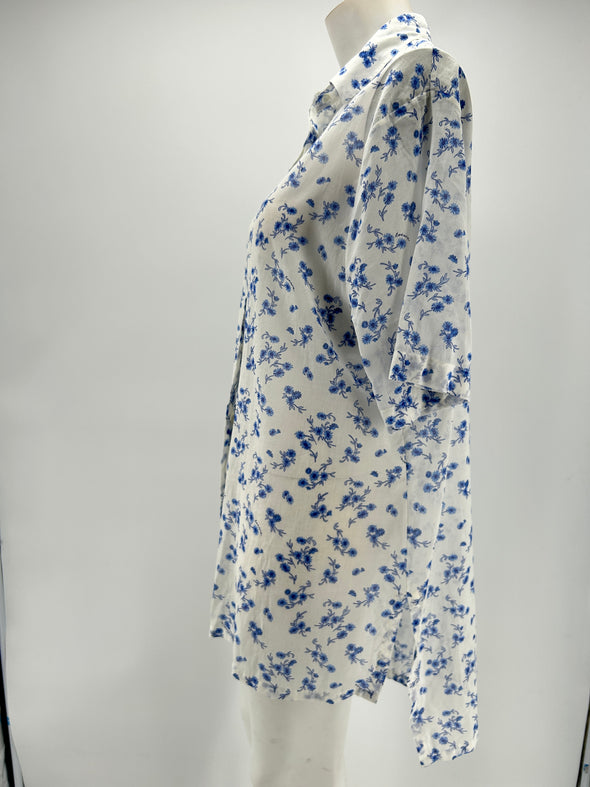 Chemise blanche à fleurs bleues