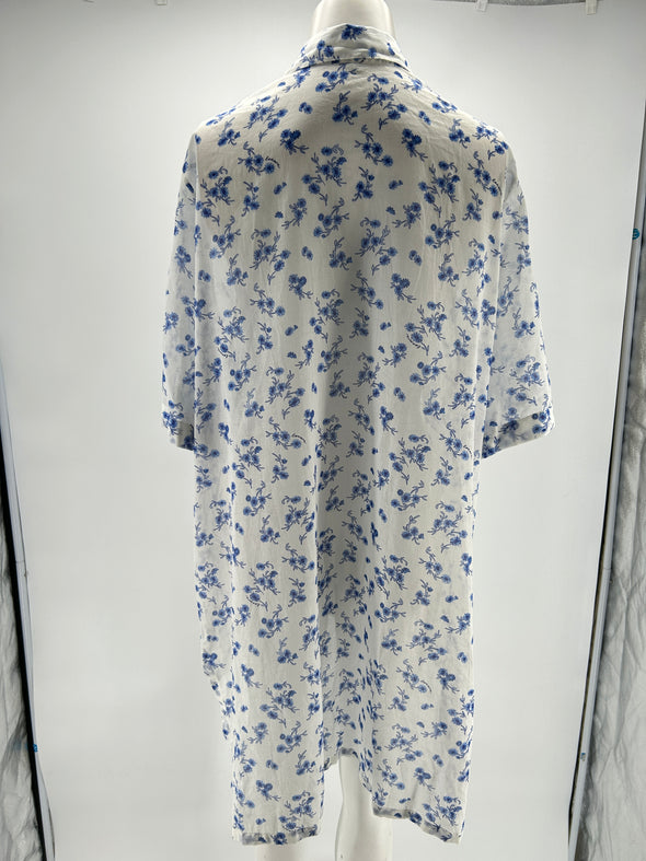 Chemise blanche à fleurs bleues