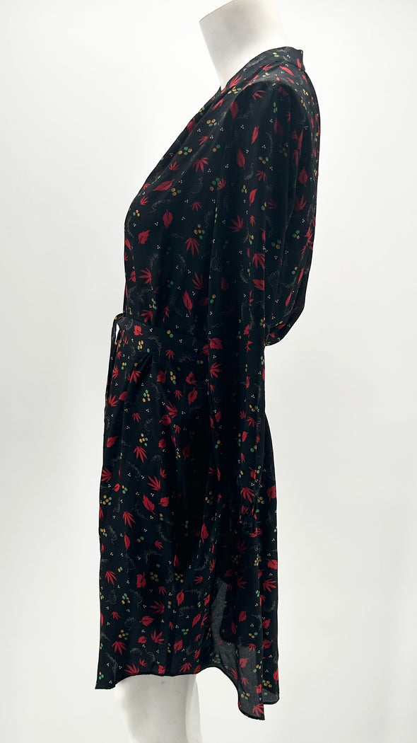 Robe noire à fleurs rouges en soie