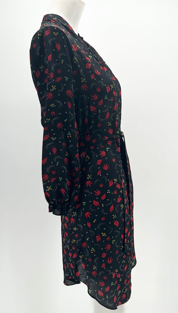 Robe noire à fleurs rouges en soie