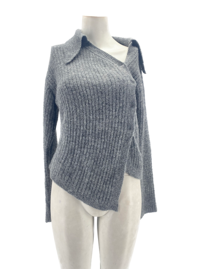 Pull gris asymétrique en laine