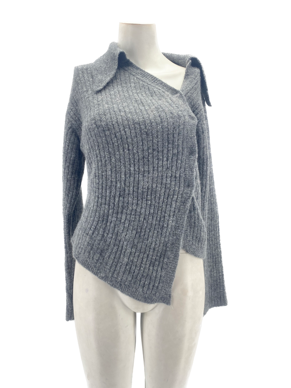 Pull gris asymétrique en laine