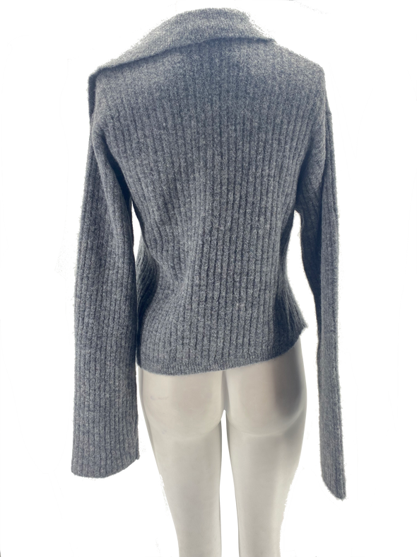 Pull gris asymétrique en laine