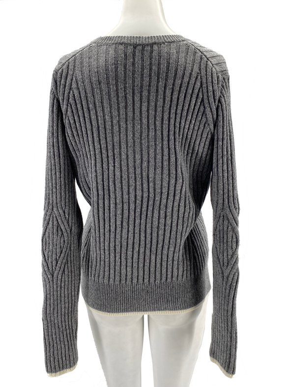 Pull gris en maille à col V en laine