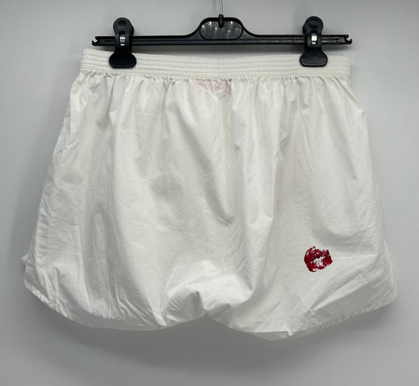 Short blanc à motif bouche