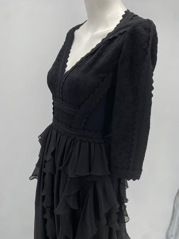 Robe noire à volants