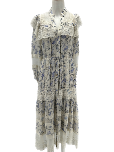 Robe longue blanche et violette à fleurs