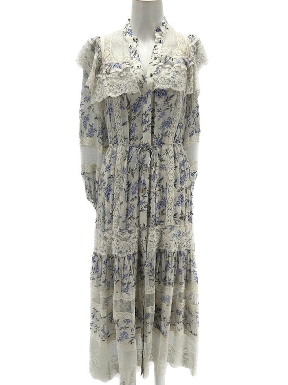 Robe longue blanche et violette à fleurs