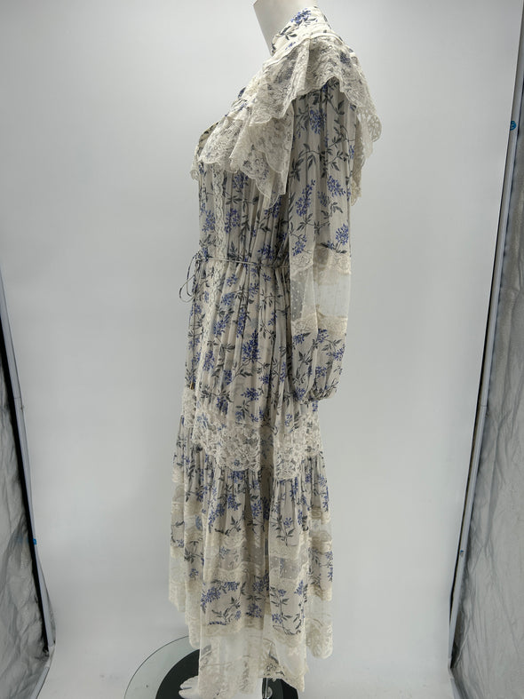 Robe longue blanche et violette à fleurs