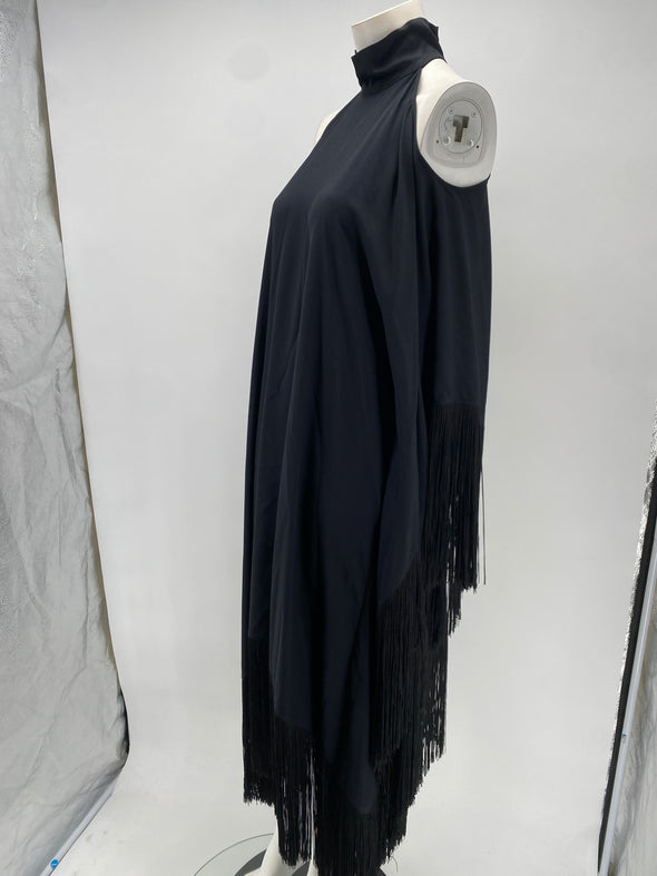 Robe noire et cape à franges