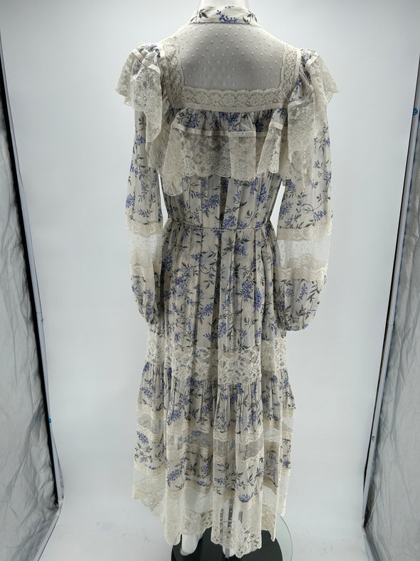 Robe longue blanche et violette à fleurs