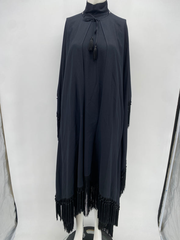 Robe noire et cape à franges