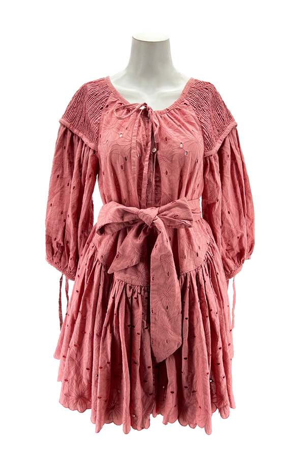 Robe rose à volants avec fleurs